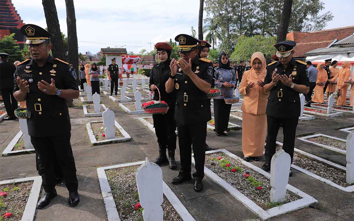 Kepala Kanwil Kemenkumham Jatim, Heni Yuwono, saat memimpin ziarah rombongan di TMP Raden Wijaya, Kota Blitar.