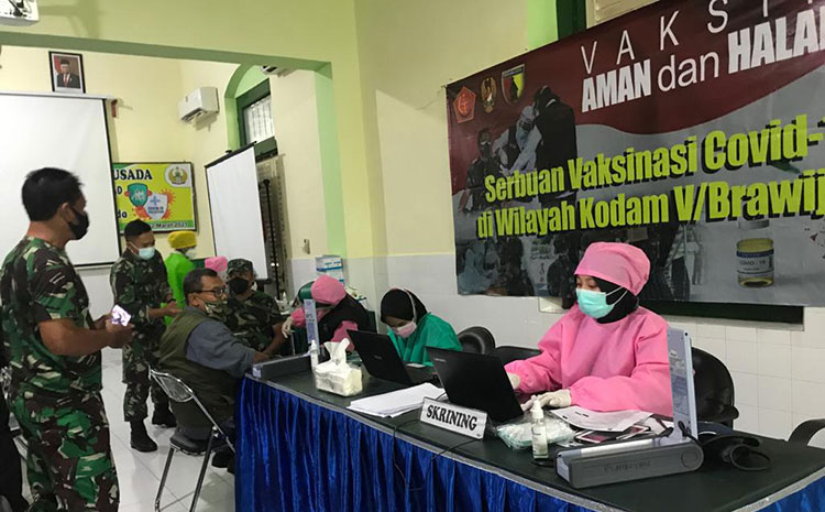 Kodim 0824/Jember menggelar vaksinasi Covid-19 bagi 150 anggotanya yang bertugas mendampingi program TMMD (TNI Manunggal Membangun Desa) di Kecamatan Silo, Rabu (10/3/2021). (foto: ist)