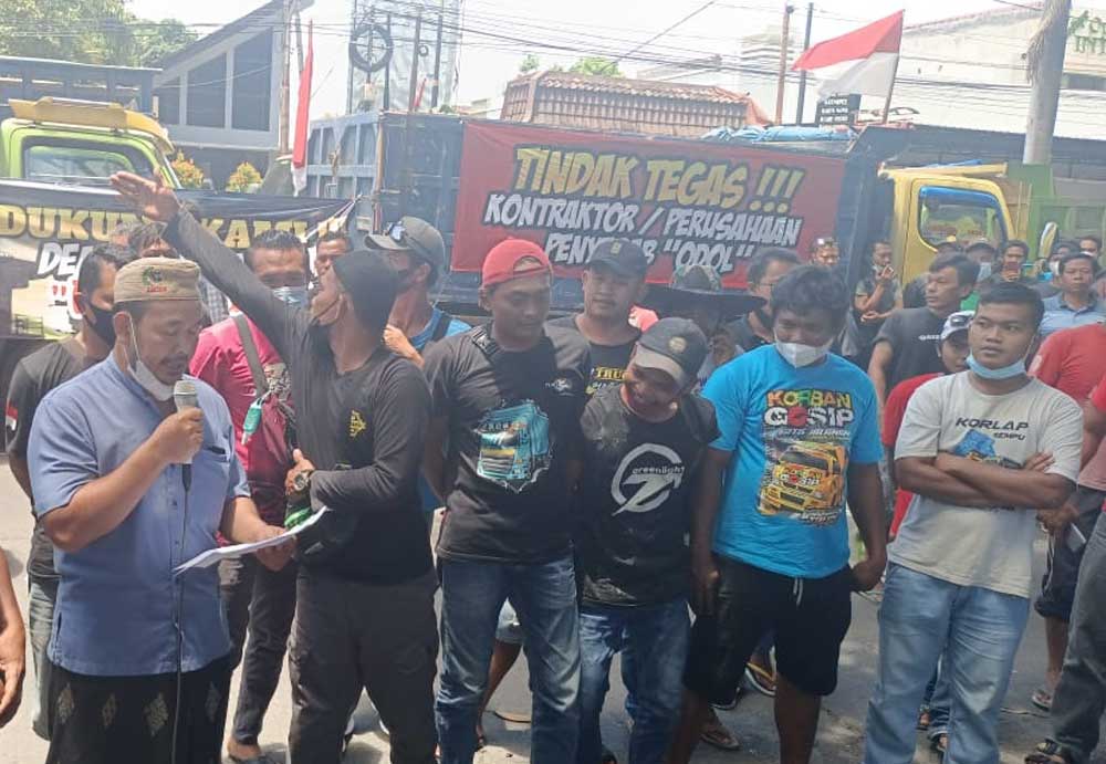 Korlap Aksi, Gus Ridwan, saat menyampaikan tuntutan di depan Kantor Bupati Banyuwangi
