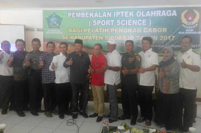 FOTO BARENG: Bupati Sidoarjo dan Komisi D DPRD Sidoarjo saat Pembekalan IPTEK Olahraga bagi pelatih, di Achilles Sport Science Fitness Center Unesa, Sabtu (23/9). foto: mustain/ BANGSAONLINE