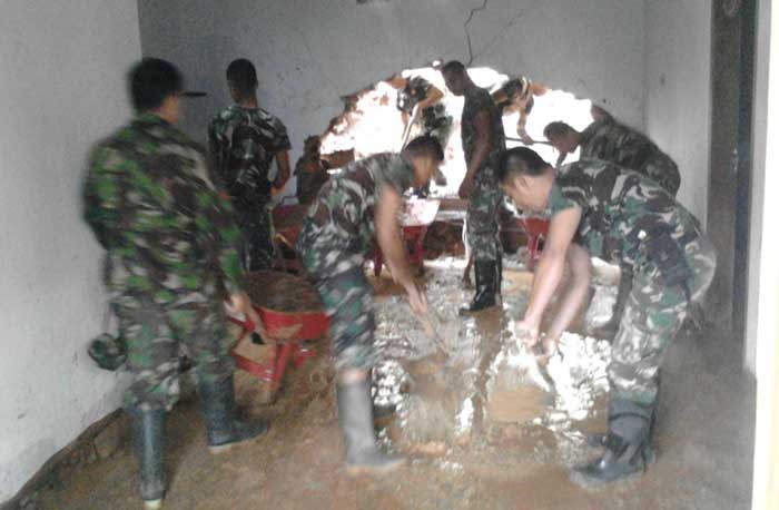 Sejumlah personil TNI/Polri serta relawan saat melaksanakan karya bakti.