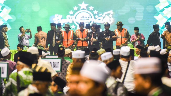 Para Anggota Banser (Barisan Ansor Serbaguna Nahdlatul Ulama) membuat barikade di panggung saat pembahasan Tata Tertib Muktamar NU ke 33 di Alun-Alun Jombang, Jawa Timur, 2 Agustus 2015. Foto: ANTARA FOTO/Zabur Karuru/CNN Indonesia