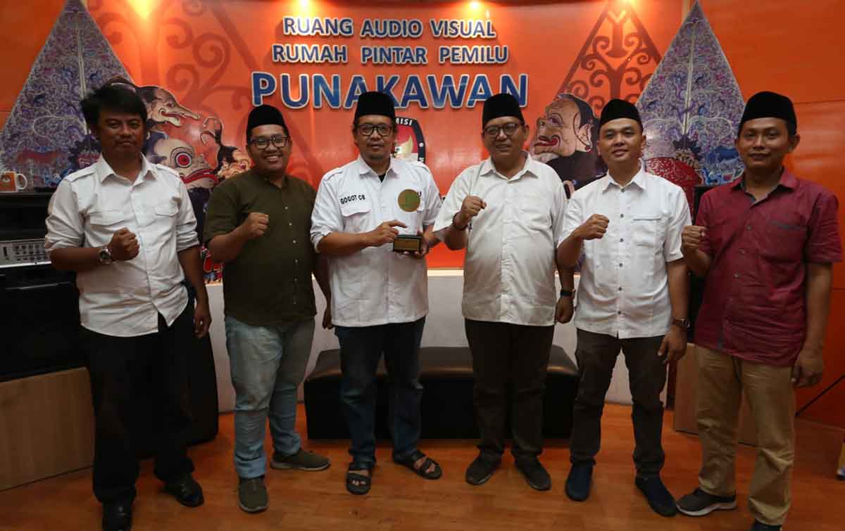 Pengurus FJN ketika menyerahkan apresiasi Tokoh Muda Nahdliyin Inspiratif 2023 kepada Gogot Cahyo Baskoro di Kantor KPU Jatim. Foto: Ist