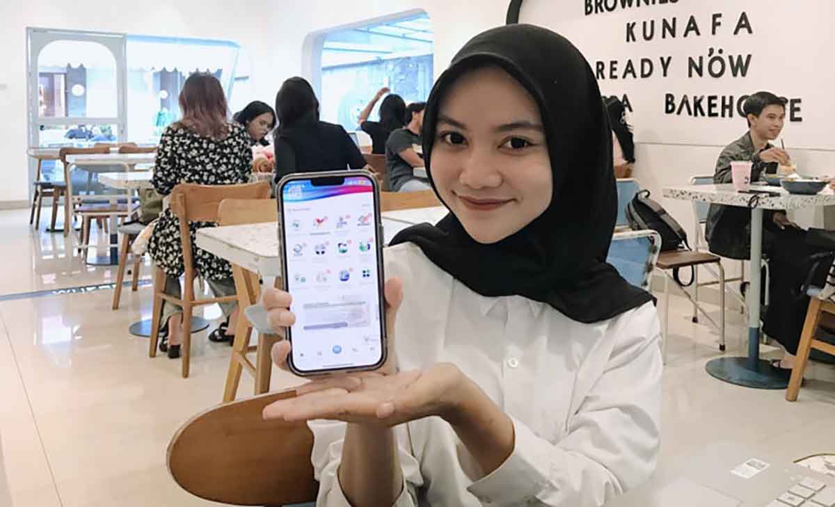 Mahasiswi asal Malang saat menunjukkan JKN Mobile. 