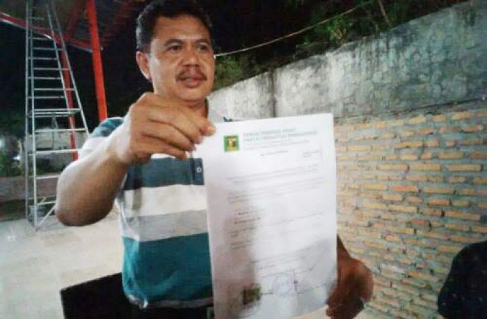 DOBEL- Pungkasiadi menunjukan surat rekomendasi dari DPP PPP kubu Djan Faridz. (gun/rvl)