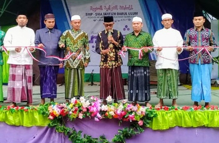Pembukaan MHQ yang ditandai dengan pemotongan pita oleh Drs. Khalil Asy