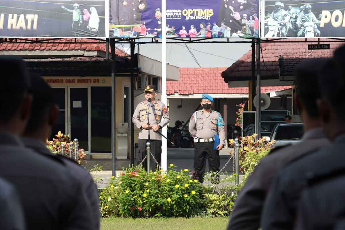 Kapolres Mojokerto Kota, AKBP Wiwit Adisatria, saat memimpin apel.