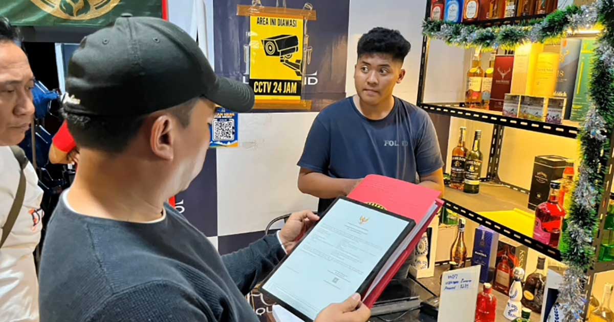 Penggerebekan showroom yang diduga memperjualbelikan, serta menyediakan tempat untuk berpesta miras di Kota Pasuruan.
