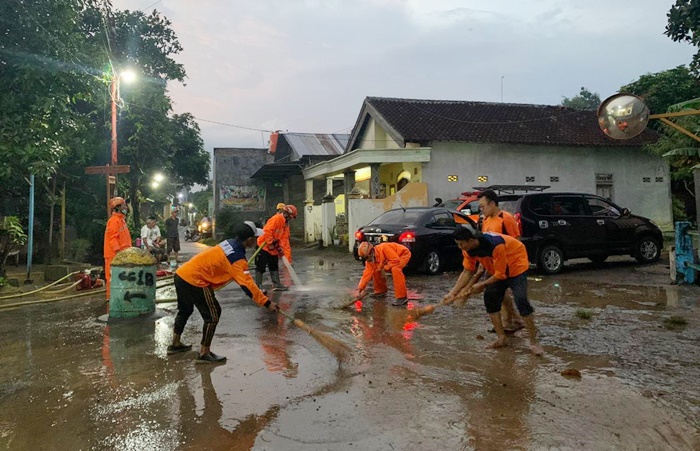 Petugas dari BPBD Kota Kediri ketika membersihkan bekas banjir. foto: ist.