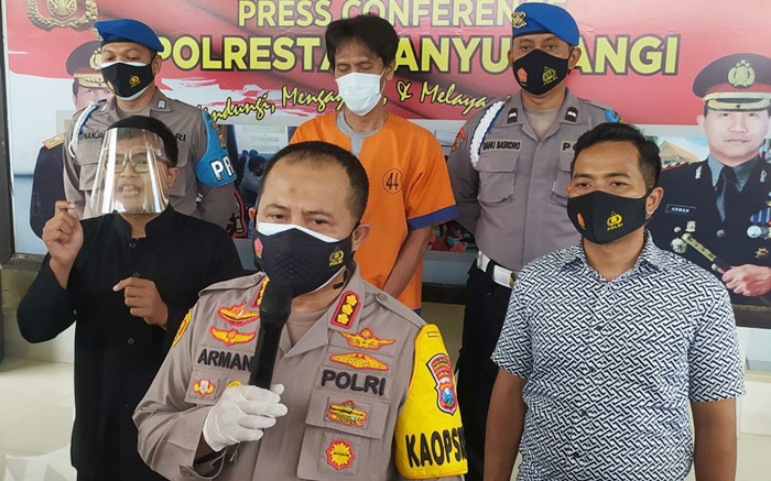 Seorang penerjemah bahasa isyarat sedang menerjemahkan perkataan Kapolresta Banyuwangi Kombes Pol Arman Asmara Syarifuddin saat memaparkan materi.