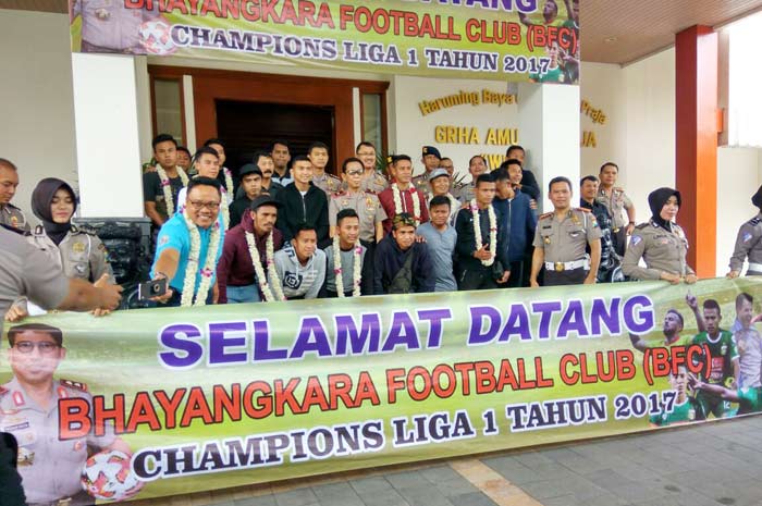 Kedatangan pemain Bhayangkara Football Club (BFC) di Bandara Juanda Surabaya di Sidoarjo disambut hangat oleh Wakapolda Jawa Timur Brigjend Pol, Awan Samoedra dan seluruh Pejabat Utama Polda Jawa Timur, serta lima Kapolres, Minggu (17/12).