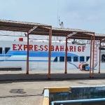 KM Express Bahari yang melayani rute penyeberangan Gresik-Bawean tertambat di Pelabuhan Gresik. Foto: SYUHUD/BANGSAONLINE.com