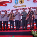 Irwasda Polri, Kapolda Jatim dan Sekda Provinsi saat meresmikan gedung Saber Pungli.