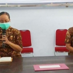 Kepala Dinas Kesehatan Kuspardani didampingi Jubir Gugus Tugas Percepatan Penanganan Covid-19 Kabupaten Blitar Krisna Yekti.
