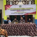 Camat Dukun, Gunawan Purna Atmaja bersama Kades Sembunganyar, Khobir saat musdes pembentukan Koperasi Desa Merah Putih. (Ist)