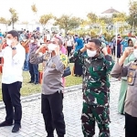 Dari kiri: Ketua Tim Penggerak PKK (Bunda Feronika Abdullah Abu Bakar), Wali Kota Kediri (Abdullah Abu Bakar), Kapolres Kediri Kota (AKBP Miko Indrayana), Dandim 0809 Kediri (Letkol Kav. Dwi Agung), dan AKBP Iwan dari Polda Jatim saat memakai masker bersama. (foto: MUJI/ BANGSAONLINE)