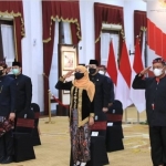Gubernur Jawa Timur Khofifah Indar Parawansa memakai busana adat Madura saat mengikuti upacara Hari Lahir Pancasila di Gedung Grahadi Surabaya, Selasa (1/6/2021). foto: instagram/@khofifah.ip