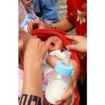 Seorang wanita saat menggendong bayi perempuan yang dibuang orang tuanya di depan rumah warga Balongbendo, Sidoarjo.