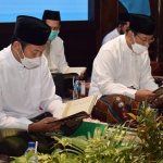 Bupati Yuhronur dan Wakilnya KH. Abdul Rouf sedang membaca Al Qur
