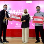 Deputy CEO Smartfren Djoko Tata Ibrahim (kiri) menyerahkan donasi kepada Rima Rismanis, perwakilan dari BenihBaik dan Made Wetane, perwakilan UMKM penyandang disabilitas yang dinaungi oleh Lembaga Kemanusiaan Precious One. (foto: ist)