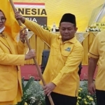 Ketua DPD Partai Golkar Kabupaten Pasuruan Rias Yudikari Drastika sedang memegang bendera Golkar.