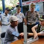 CEGAH LAKA-Petugas medis Satlantas Polres Mojokerto mengecek kesehatan seorang pengemudi. (foto: istimewa)