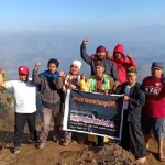 Komunitas Wartawan Ponorogo usai upacara bendera peringati kemerdekaan RI di Gunung Kuik.