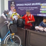 Petugas saat melayani pembeli yang datang langsung saat gelaran operasi pasar murni (OPM). foto: ist.