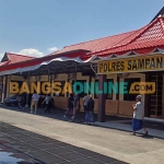 Keluarga korban saat melaporkan peristiwa pemukulan ke Polres Sampang. Foto: MUTAMMIM/BANGSAONLINE