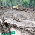 Kondisi arus sungai usai diterjang limbah diduga dari peternakan sapi Greenfields. Arus limbah itu menyebabkan 6 ekor sapi milik warga hilang. foto: AKINA/ BANGSAONLINE