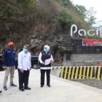 Gubernur Jawa Timur Khofifah Indar Parawansa saat meninjau jembatan tersebut di Jl. Jurusan Dengkok-BTS Pacitan, Sabtu (17/10) sore. foto: ist/ bangsaonline.com