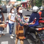 Komunitas Ladies Scooter Gresik saat kampanye gemar minum jamu sambil bagi-bagi jamu gratis. foto: SYUHUD/ BANGSAONLINE