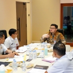 Bupati Kediri Hanindhito Himawan Pramana saat memimpin rapat terbatas. (Ist).