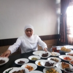 Gubernur Jawa Timur, Khofifah Indar Parawansa, di rumah makan Padang. Foto: DEVI FITRI/ BANGSAONLINE