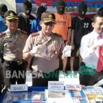Kapolres Blitar Kota AKBP Heru Agung Nugroho, menunjukkan sejumlah barang bukti narkoba. foto: AKINA/ BANGSAONLINE