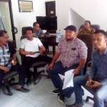 Ketua FRBP APBD Amrullah (tengah pake topi), M Yunus (Baju putih), ketua Gebrak Helmi Rosyadi (baju biru) foto bersama di room pers DPRD Banyuwangi.