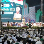 Habib Umar Bin Hafidz di hadapan puluhan ribu jamaah tabligh akbar.