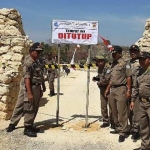 Petugas Satpol PP saat memasang portal untuk menutup kawasan Wisata Gunung Mas.