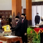 Sertijab Bupati Arifin (baju hitam) dengan dihadiri Gubernur Khofifah. (foto: HERMAN/ BANGSAONLINE)