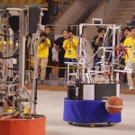 Kuroko, robot Tim RIVERA ITS (biru) saat mendribel bola basket di daerah serangan dalam babak final KRAI 2025 melawan Tim EIRA PENS (merah). (Ist)