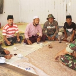 Serma Widi saat memberikan Bintal di Desa Karang Anyar Kecamatan Ketapang, Kabupaten Sampang, Madura.