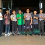 Kapolres Jombang AKBP Agung Marlianto (tengah), Ketua Lazisnu Jombang Didin Akhmad Sholahudin (empat dari kiri), dan Ketua GP Ansor Jombang Zulfikar Damam Ikhwanto (lima dari kanan) serta panitia Khitan Massal lainnya usai rapat bersama di Mapolres Jombang, Kamis (11/10). foto: ROMZA/ BANGSAONLINE