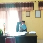 Ketua Komisi A DPRD Bangkalan Mujiburrahman duduk di meja Camat Burnih yang kosong.