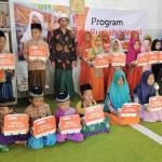 Anak-anak mengaku senang menerima paket sahur dari Rumah Zakat. foto: ist.