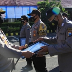 Kapolres Kediri Kota AKBP Wahyudi saat menyerahkan penghargaan kepada salah satu anggota. foto: ist