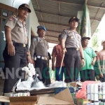 Kapolres Jombang, AKBP Agung Marlianto melakukan penggerebekan produsen petasan di Desa Brangkal, Kecamatan Bandar Kedungmulyo, Selasa (13/6/2017). foto: ROMZA/ BANGSAONLINE