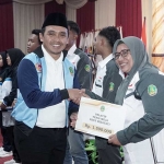 Wali Kota Pasuruan Adi Wibowo saat menyerahkan penghargaan dan bonus kepada para pelatih olahraga yang telah berjasa pada ajang Popda XIV dan Peparpeda II Jatim.