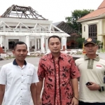 Kepala Dinas Perumahan Rakyat, Kawasan Pemukiman dan Cipta Karya Kota Surabaya, Ery Cahyadi dan Pengurus PC GP Ansor Surabaya saat akan memantau proses pembongkaran.