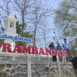 Kades Prambangan, Karto bersama perangkat desa berfoto bersama di depan Telaga Desa. Foto: ist. 