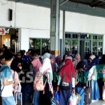 Para santri berjubel memadati stasiun Jombang menunggu kedatangan kereta api.